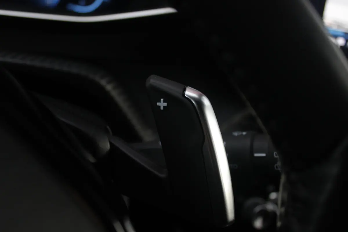 1.2 130PK AUTOMAAT ALLURE PACK | TREKHAAK | ADAPTIVE CRUISE CONTROL | 3-D INSTRUMENTENPANEEL | NAVIGATIE | APPLE CARPLAY/ANDROID AUTO | LED KOPLAMPEN | CLIMATE CONTROL | 17" LICHTMETALEN VEL