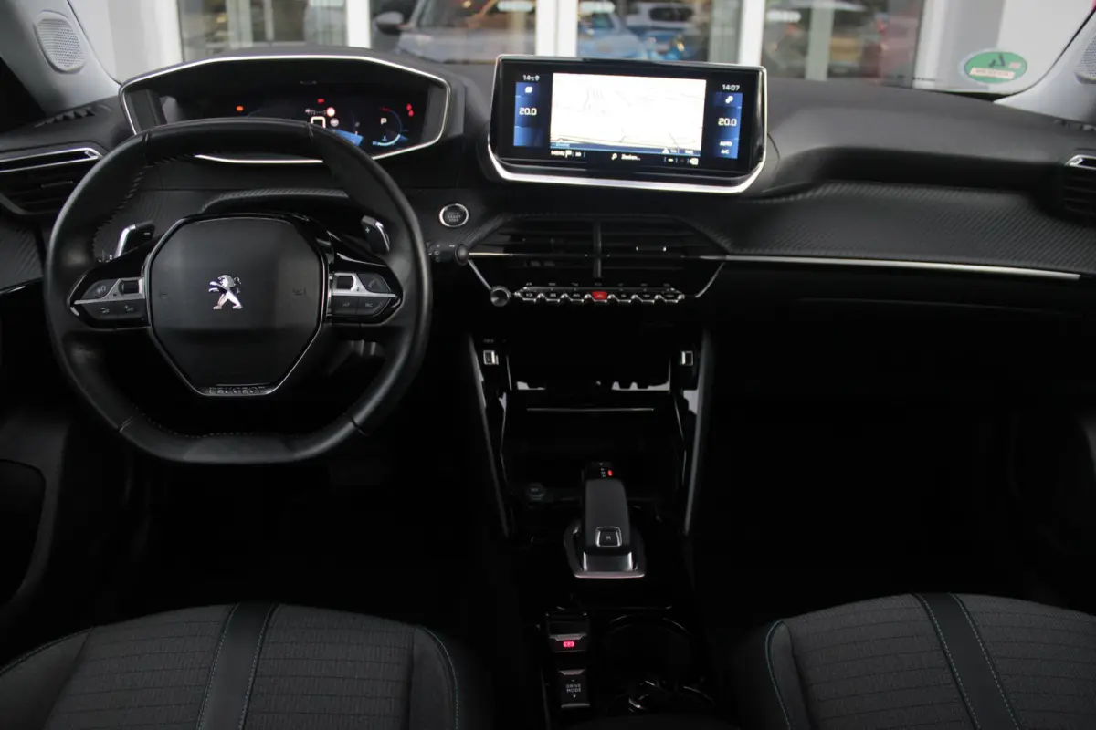 1.2 130PK AUTOMAAT ALLURE PACK | TREKHAAK | ADAPTIVE CRUISE CONTROL | 3-D INSTRUMENTENPANEEL | NAVIGATIE | APPLE CARPLAY/ANDROID AUTO | LED KOPLAMPEN | CLIMATE CONTROL | 17" LICHTMETALEN VEL
