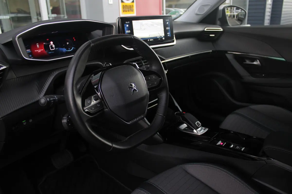 1.2 130PK AUTOMAAT ALLURE PACK | TREKHAAK | ADAPTIVE CRUISE CONTROL | 3-D INSTRUMENTENPANEEL | NAVIGATIE | APPLE CARPLAY/ANDROID AUTO | LED KOPLAMPEN | CLIMATE CONTROL | 17" LICHTMETALEN VEL