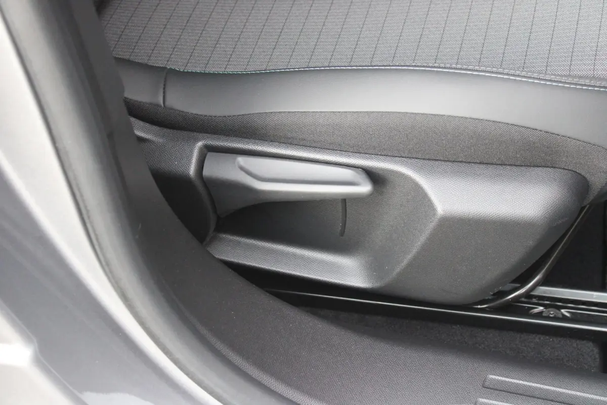 1.2 130PK AUTOMAAT ALLURE PACK | TREKHAAK | ADAPTIVE CRUISE CONTROL | 3-D INSTRUMENTENPANEEL | NAVIGATIE | APPLE CARPLAY/ANDROID AUTO | LED KOPLAMPEN | CLIMATE CONTROL | 17" LICHTMETALEN VEL