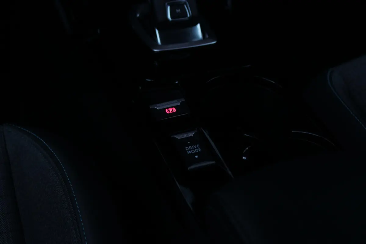 1.2 130PK AUTOMAAT ALLURE PACK | TREKHAAK | ADAPTIVE CRUISE CONTROL | 3-D INSTRUMENTENPANEEL | NAVIGATIE | APPLE CARPLAY/ANDROID AUTO | LED KOPLAMPEN | CLIMATE CONTROL | 17" LICHTMETALEN VEL