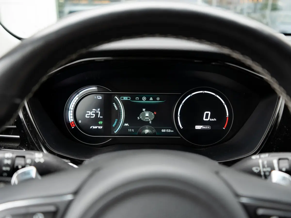 DynamicPlusLine 64 kWh SOH 98 % |Stoel en stuurverwarming | Schuif/-kanteldak | Achteruitrijcamera | Navigatie | Carplay | PDC voor & achter | Achteruitrijcamera