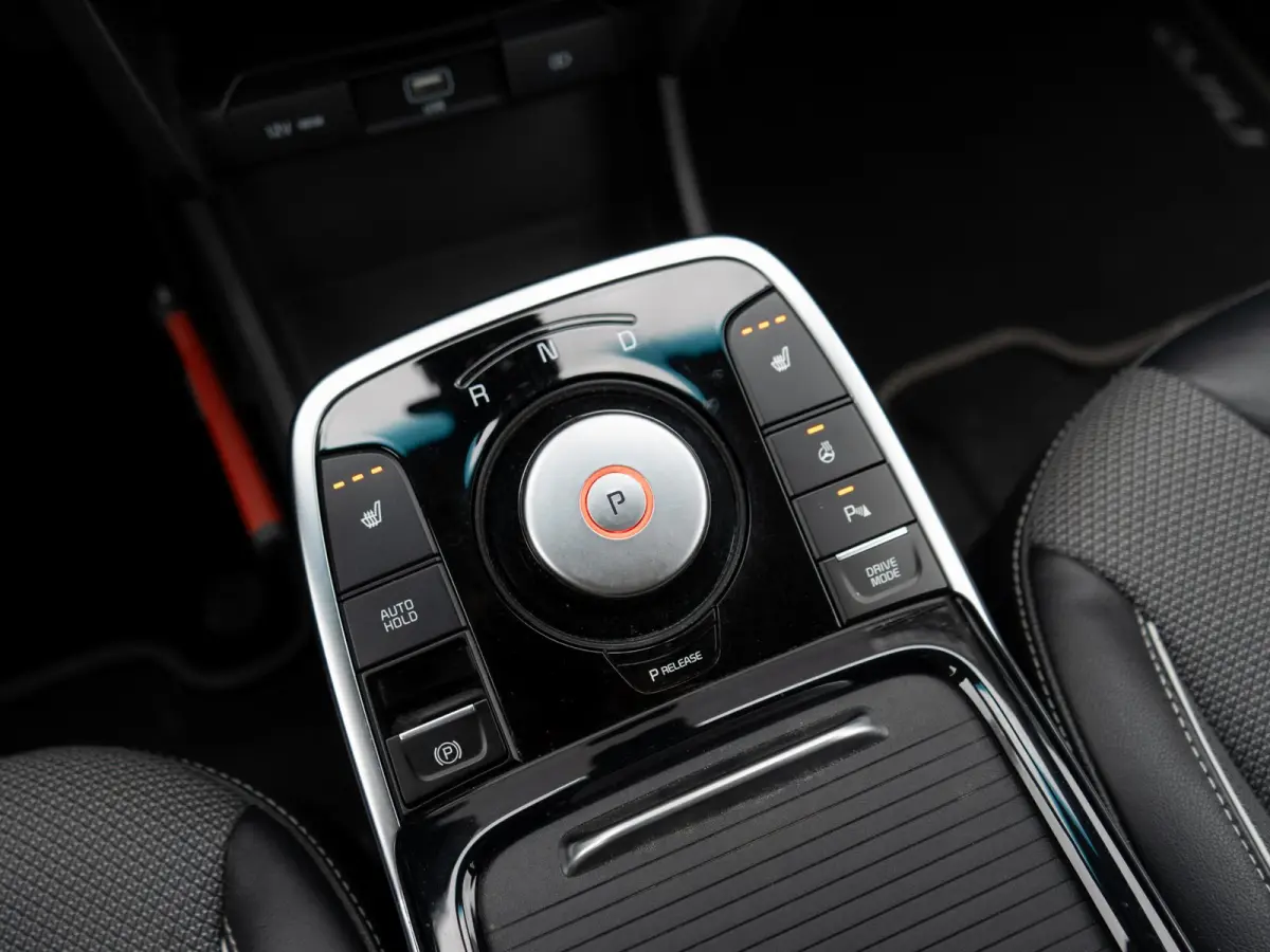 DynamicPlusLine 64 kWh SOH 98 % |Stoel en stuurverwarming | Schuif/-kanteldak | Achteruitrijcamera | Navigatie | Carplay | PDC voor & achter | Achteruitrijcamera