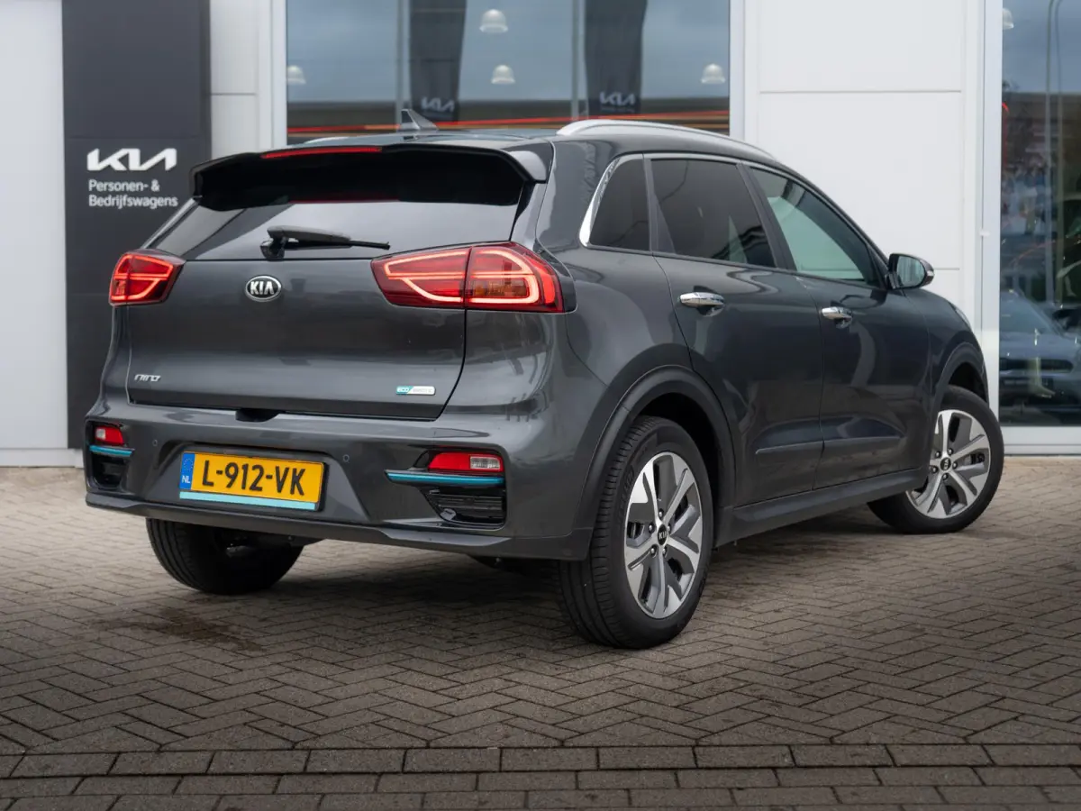 DynamicPlusLine 64 kWh SOH 98 % |Stoel en stuurverwarming | Schuif/-kanteldak | Achteruitrijcamera | Navigatie | Carplay | PDC voor & achter | Achteruitrijcamera