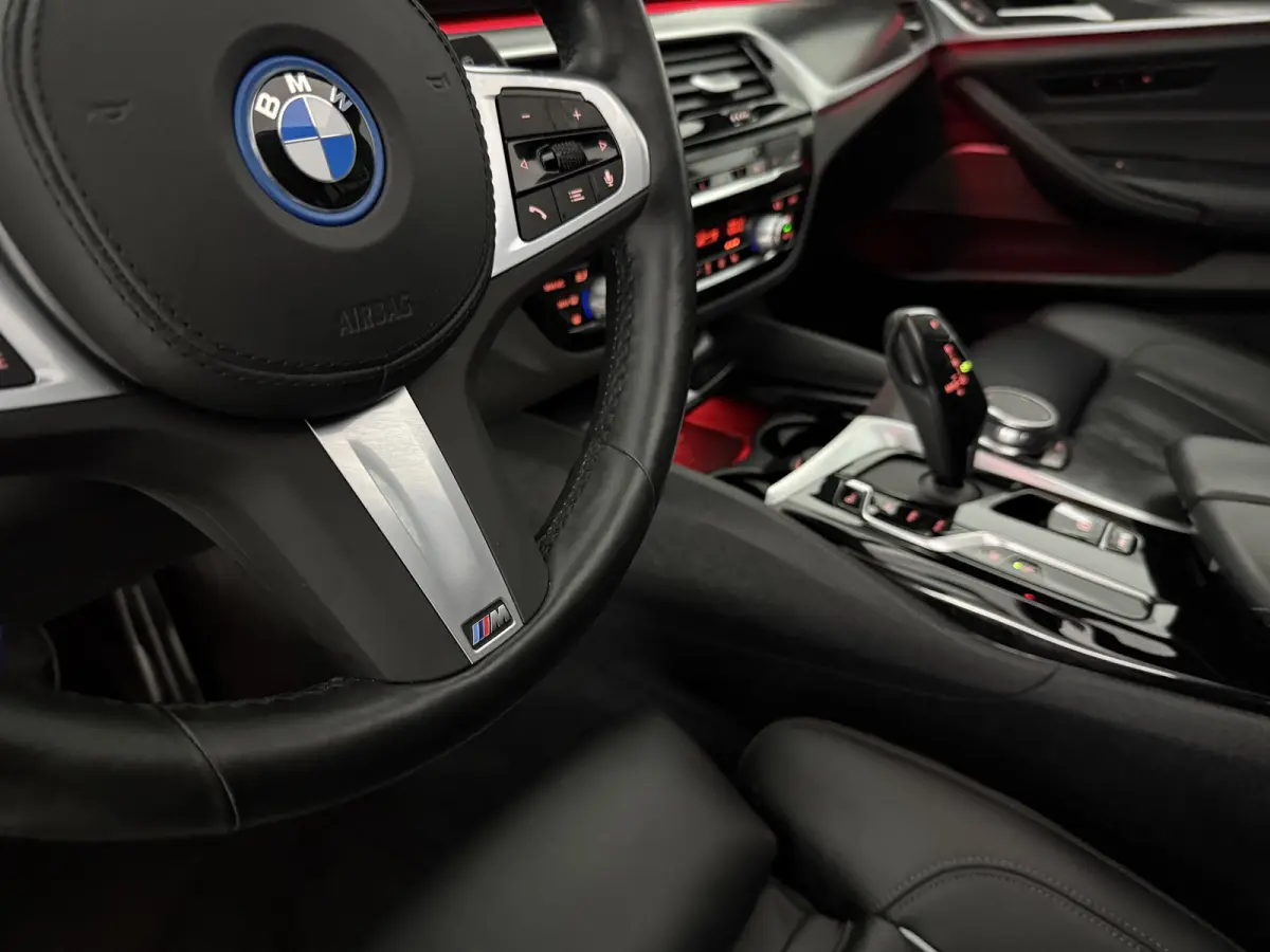 530e Business Edition Plus M-Sport | Pano | Sfeer | Camera | Virtual | H/K | HuD | Memory | Trekhaak | Carplay