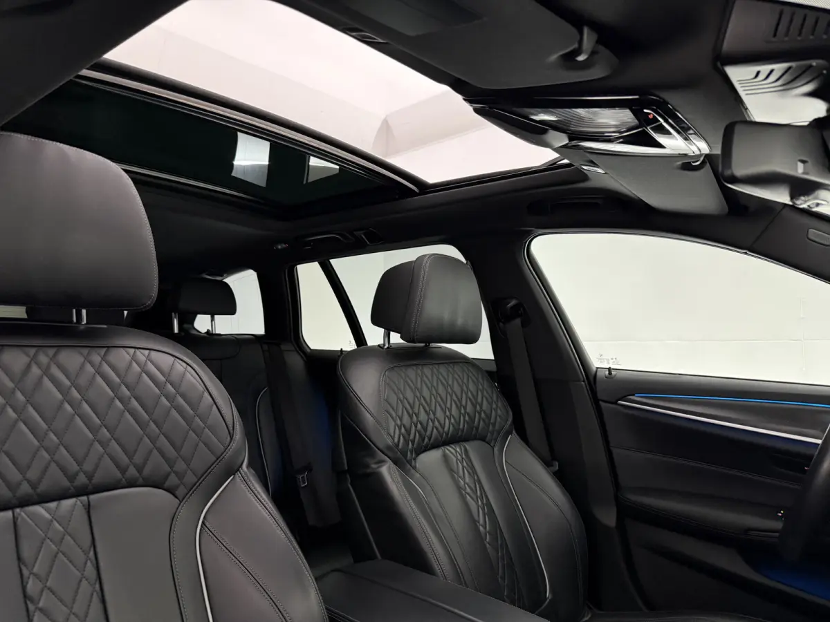 530e Business Edition Plus M-Sport | Pano | Sfeer | Camera | Virtual | H/K | HuD | Memory | Trekhaak | Carplay