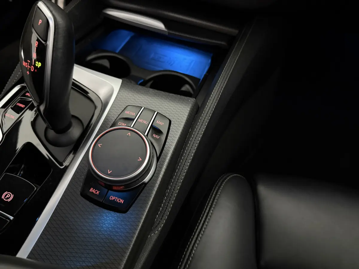 530e Business Edition Plus M-Sport | Pano | Sfeer | Camera | Virtual | H/K | HuD | Memory | Trekhaak | Carplay