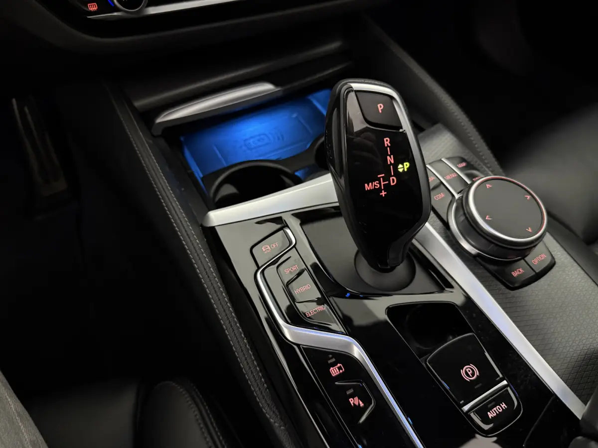 530e Business Edition Plus M-Sport | Pano | Sfeer | Camera | Virtual | H/K | HuD | Memory | Trekhaak | Carplay