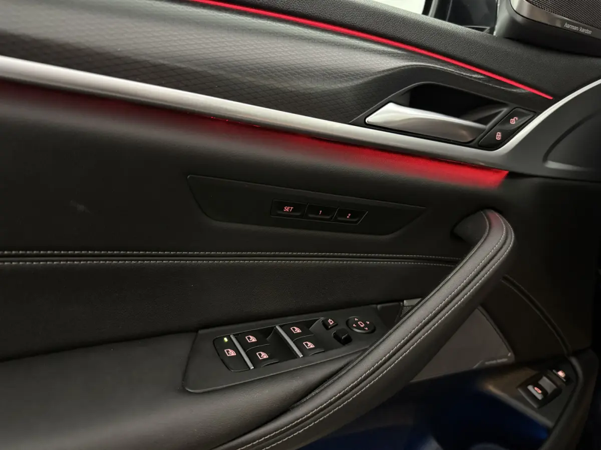 530e Business Edition Plus M-Sport | Pano | Sfeer | Camera | Virtual | H/K | HuD | Memory | Trekhaak | Carplay