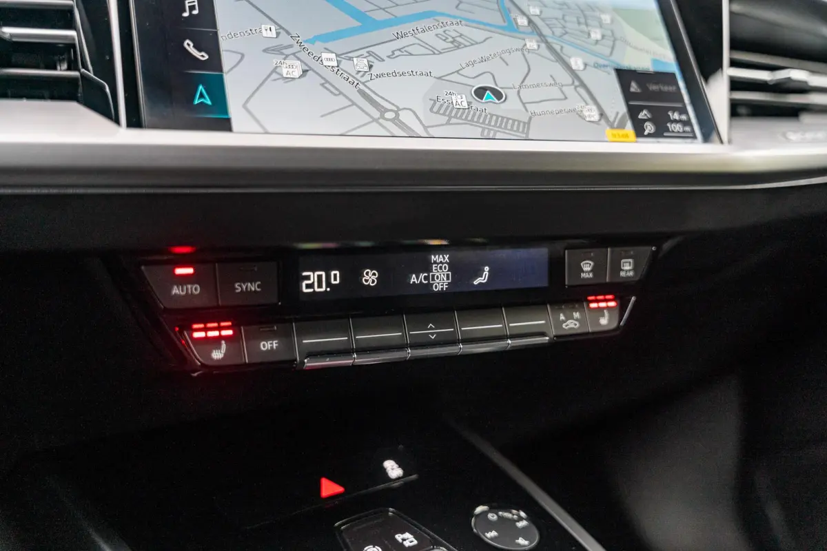 40 204pk Advanced Edition 77 kWh | SoH 95% | Camera | Trekhaak | PDC V/A | Smartphone Interface | Stoelverwarming