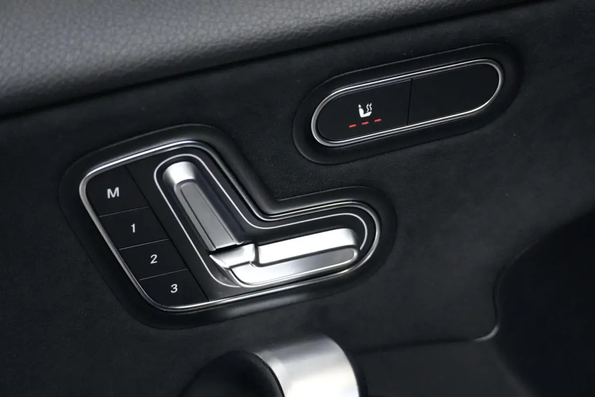 250e AMG 218 PK | Pano-dak | Sfeerverlichting | CarPlay | Widescreen | Memory | Camera | Stoelverwarming | Led | Pdc |