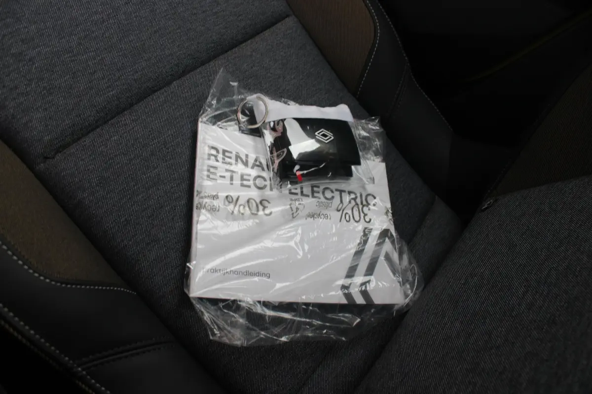COMFORT RANGE TECHNO 150PK 52 kWh *NIEUWE AUTO!* | PACK WINTER TECHNO: (ELEKTRISCH VERWARMBARE VOORSTOELEN, ELEKTRISCH VERWARMBAAR STUURWIEL, BESTUUDERSSTOEL MET ELEKTRSCH VERSTELBARE LENDES