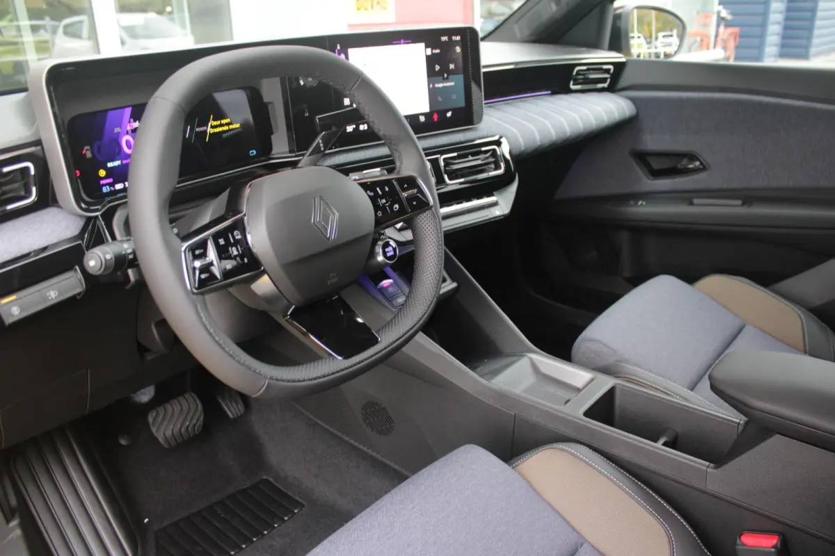 COMFORT RANGE TECHNO 150PK 52 kWh *NIEUWE AUTO!* | PACK WINTER TECHNO: (ELEKTRISCH VERWARMBARE VOORSTOELEN, ELEKTRISCH VERWARMBAAR STUURWIEL, BESTUUDERSSTOEL MET ELEKTRSCH VERSTELBARE LENDES