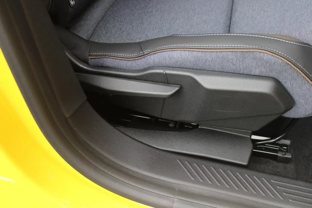COMFORT RANGE TECHNO 150PK 52 kWh *NIEUWE AUTO!* | PACK WINTER TECHNO: (ELEKTRISCH VERWARMBARE VOORSTOELEN, ELEKTRISCH VERWARMBAAR STUURWIEL, BESTUUDERSSTOEL MET ELEKTRSCH VERSTELBARE LENDES