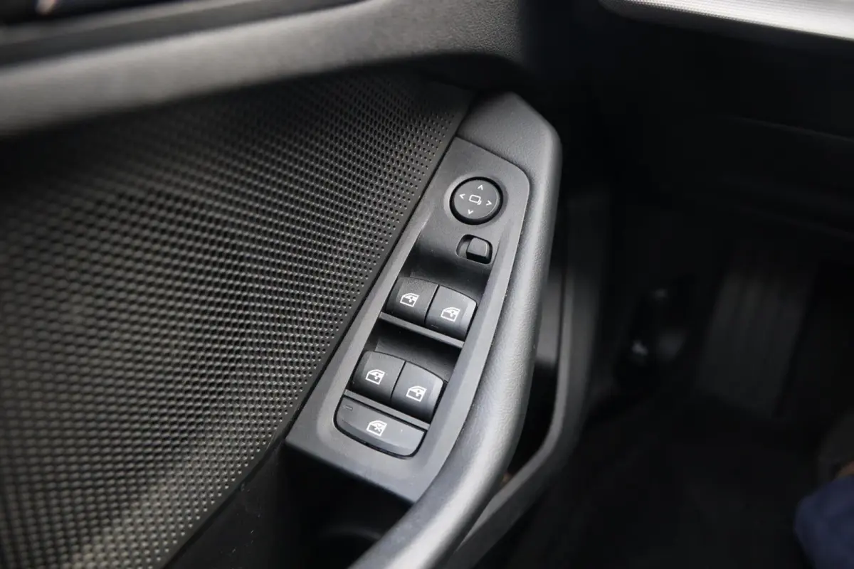 116i Business Edition|Navi|Cruise|Apple carplay/Android auto|LED|