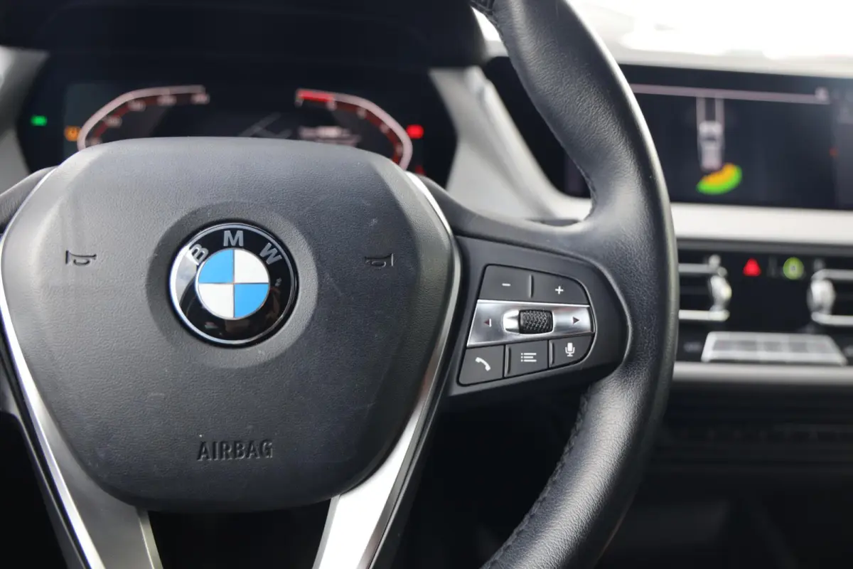 116i Business Edition|Navi|Cruise|Apple carplay/Android auto|LED|
