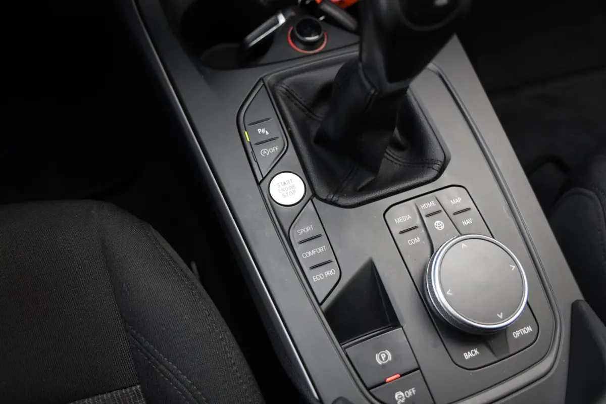 116i Business Edition|Navi|Cruise|Apple carplay/Android auto|LED|
