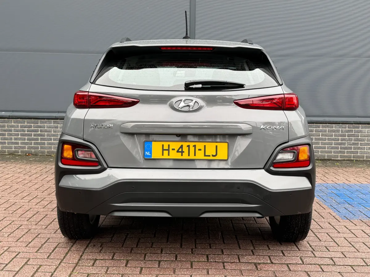 1.0 T-GDI Comfort / Achteruitrijcamera / Apple CarPlay & Android Auto / Rijstrookassistent / Cruise control / Parkeersensoren achter / Lichtmetalen velgen / LED-dagrijverlichting / Multifunc