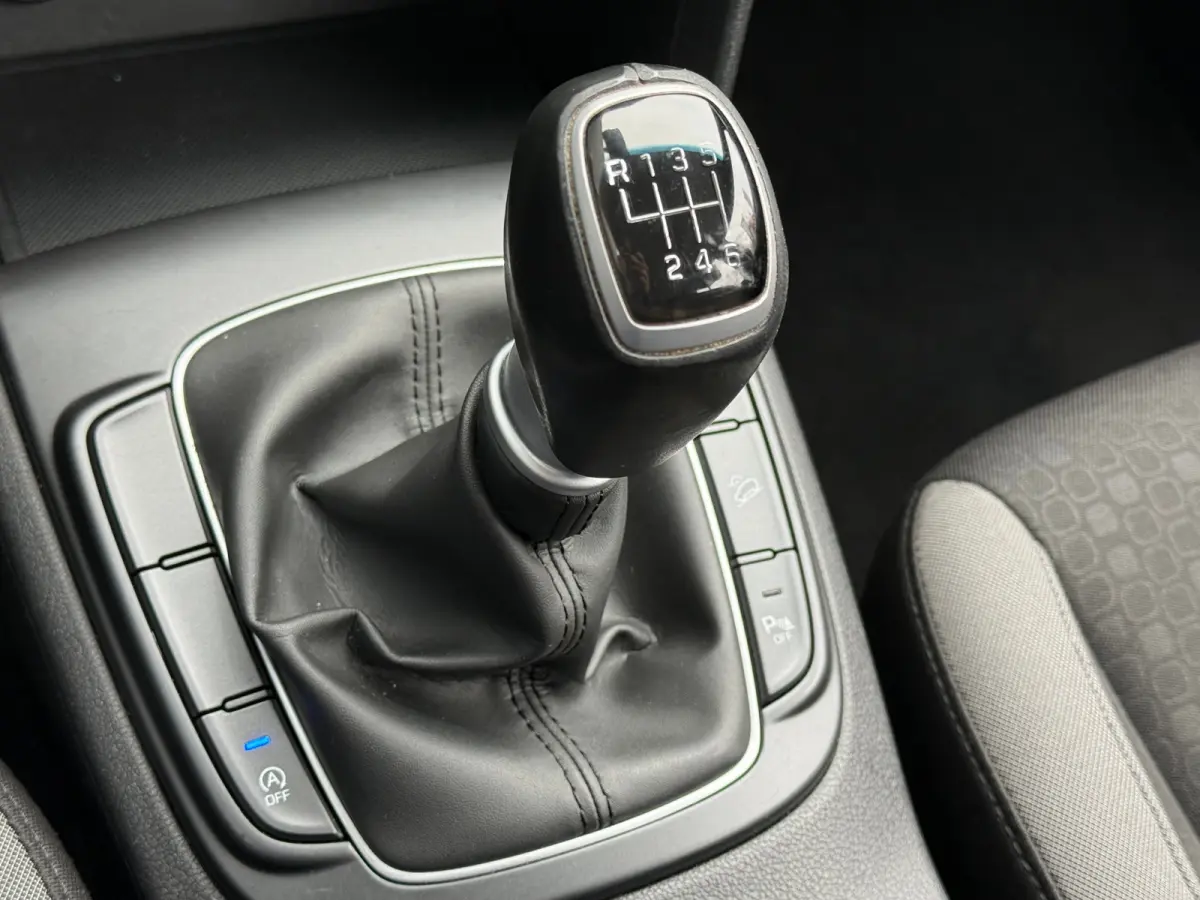 1.0 T-GDI Comfort / Achteruitrijcamera / Apple CarPlay & Android Auto / Rijstrookassistent / Cruise control / Parkeersensoren achter / Lichtmetalen velgen / LED-dagrijverlichting / Multifunc