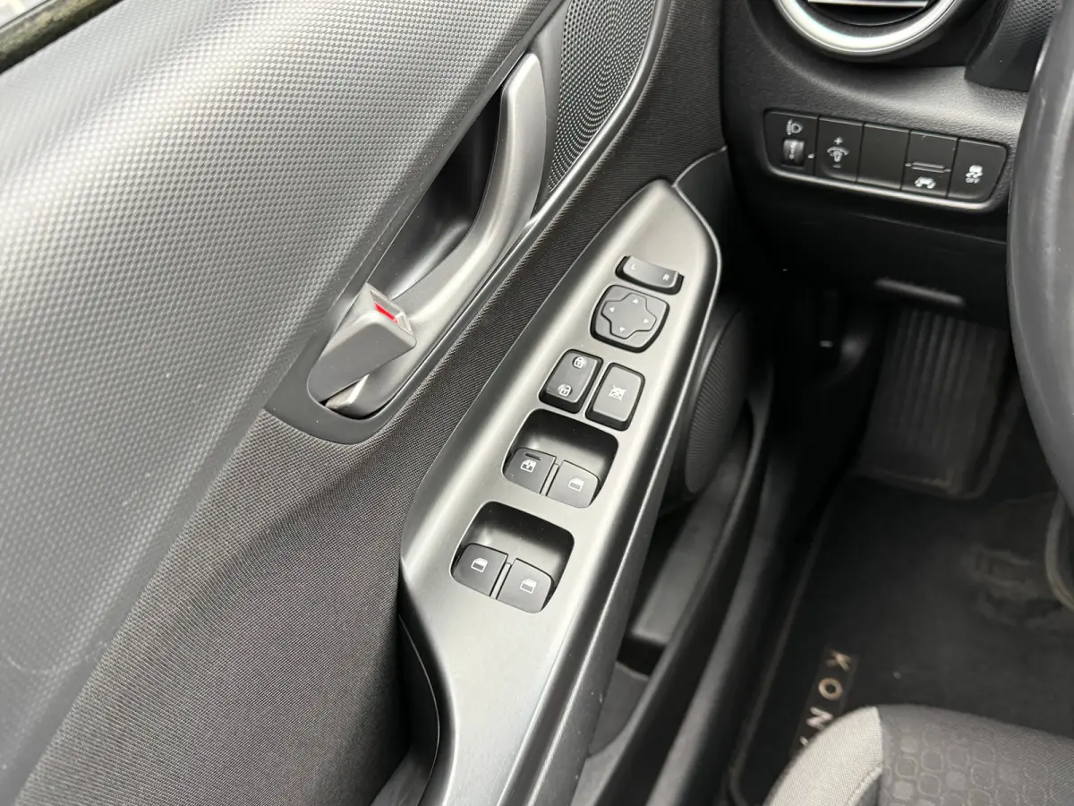 1.0 T-GDI Comfort / Achteruitrijcamera / Apple CarPlay & Android Auto / Rijstrookassistent / Cruise control / Parkeersensoren achter / Lichtmetalen velgen / LED-dagrijverlichting / Multifunc