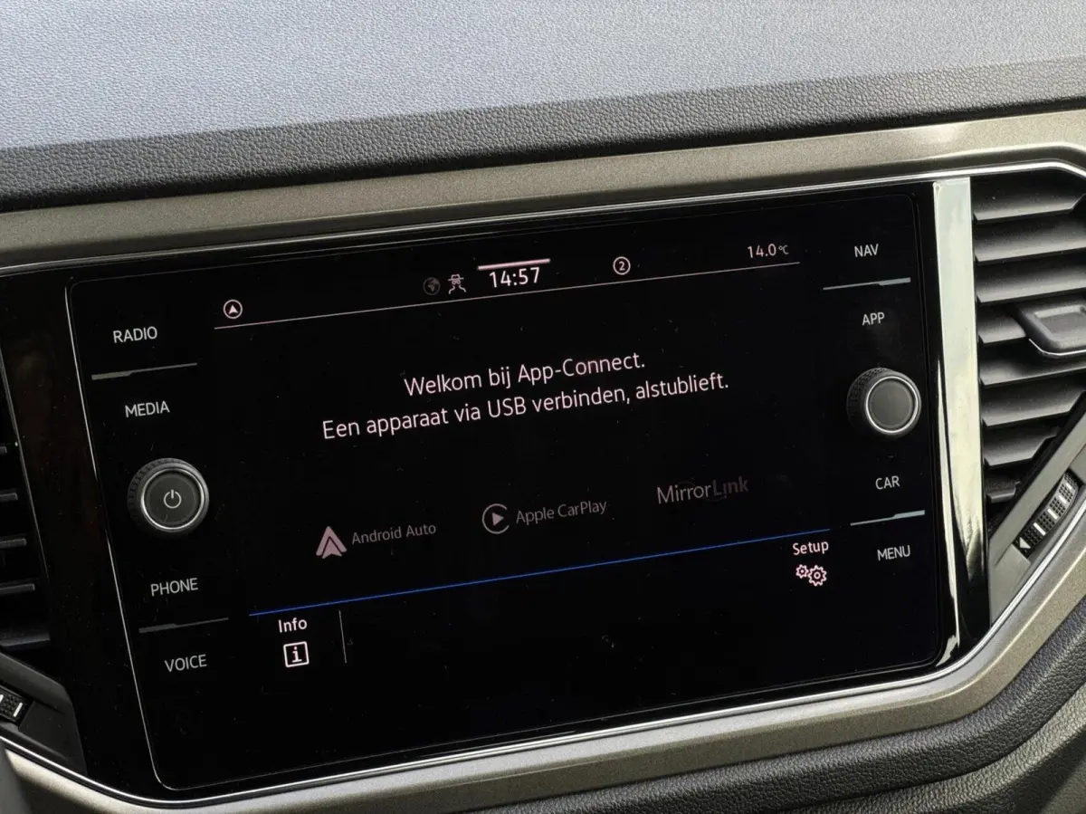 1.0 TSI Style // Dealeronderhouden // 4-Seizoensbanden // CarPlay // PDC