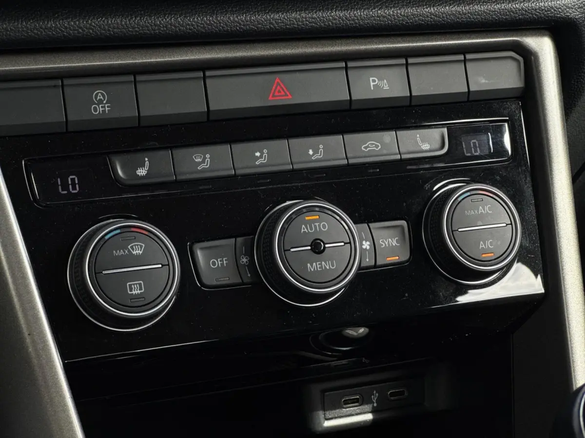 1.0 TSI Style // Dealeronderhouden // 4-Seizoensbanden // CarPlay // PDC