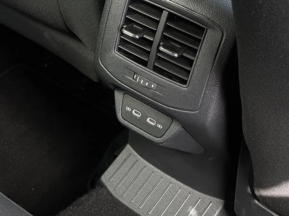 1.0 TSI Style // Dealeronderhouden // 4-Seizoensbanden // CarPlay // PDC