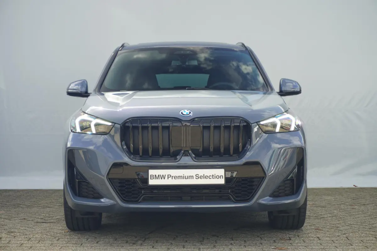 xDrive25e M Sport Pro | Trekhaak | Schuif-kanteldak | Head-up | Harman Kardon | Elektrische Stoelen + Memory | Rondomzicht camera