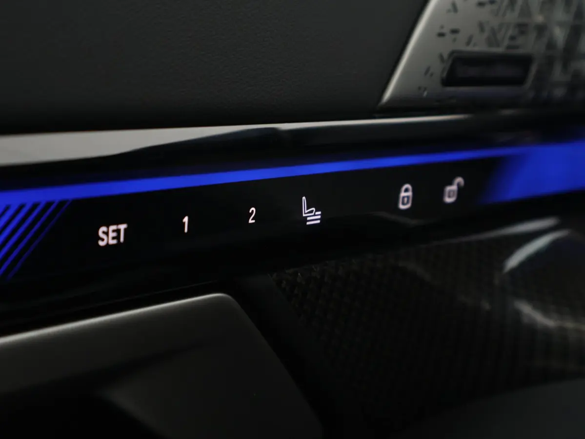 M60 xDrive M Sport Pro | Trekhaak | Bowers & Wilkins | Panoramadak | Head-up | Rondomzicht camera | Elektrische Stoelen + Memory | Adaptief onderstel Professional | Driving Assistant Profess