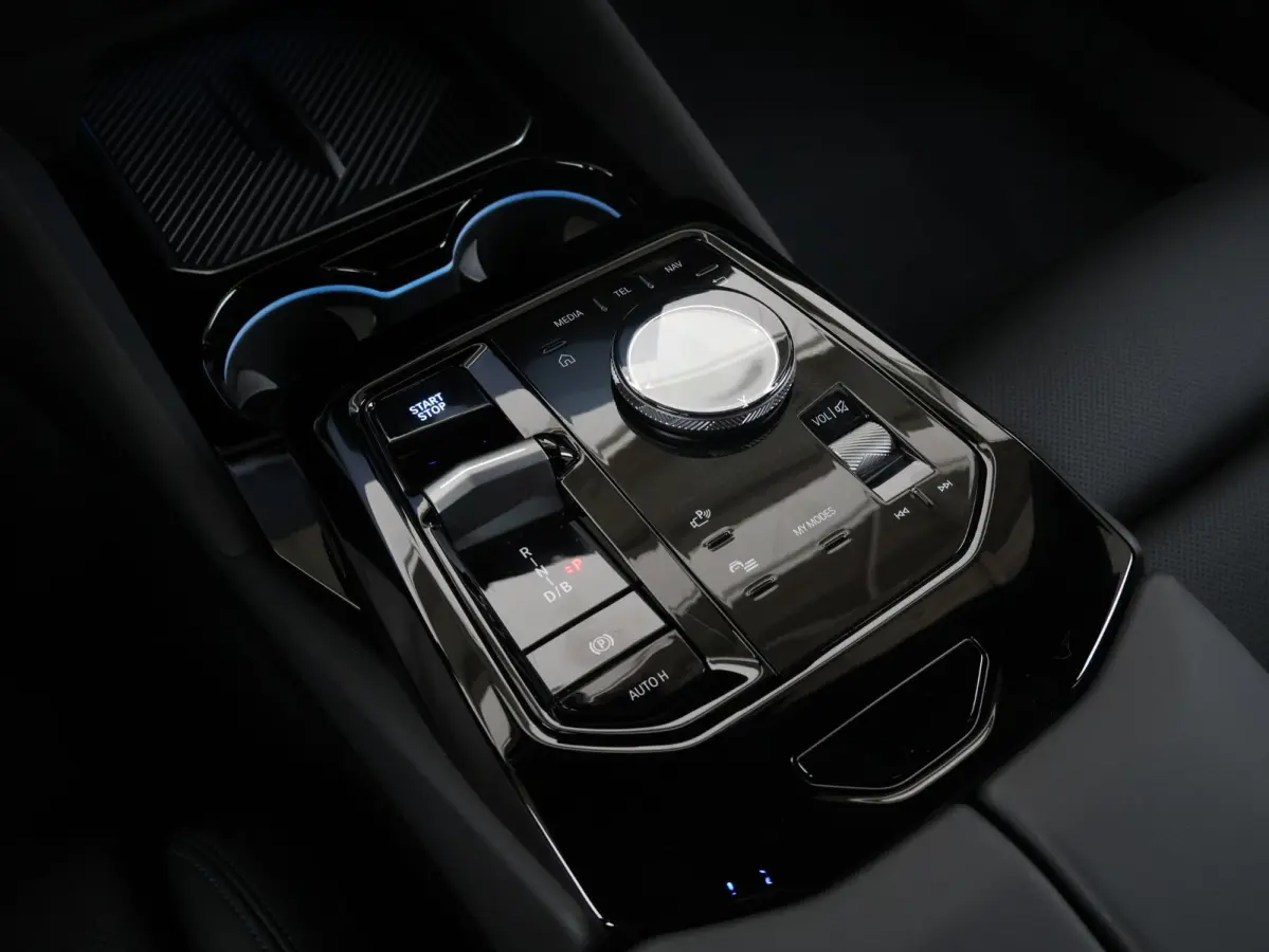 M60 xDrive M Sport Pro | Trekhaak | Bowers & Wilkins | Panoramadak | Head-up | Rondomzicht camera | Elektrische Stoelen + Memory | Adaptief onderstel Professional | Driving Assistant Profess