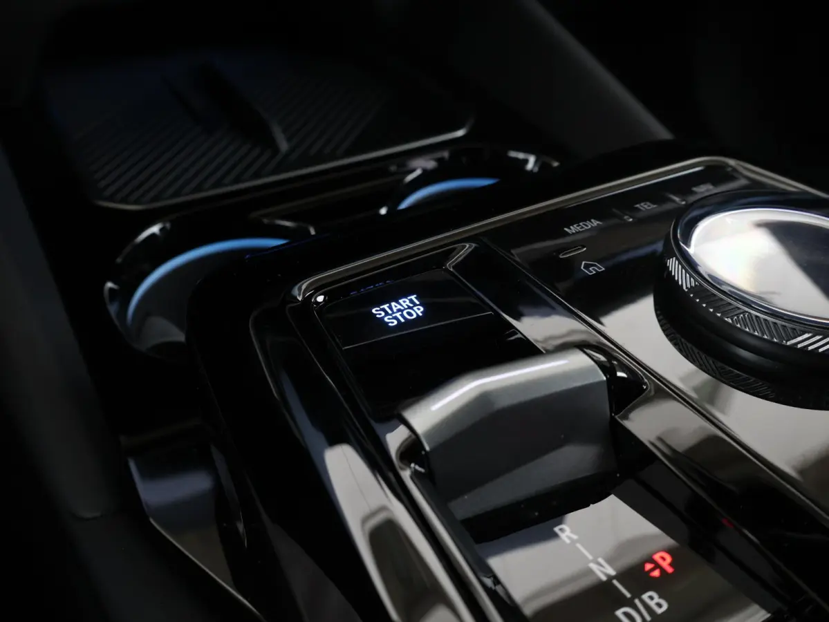 M60 xDrive M Sport Pro | Trekhaak | Bowers & Wilkins | Panoramadak | Head-up | Rondomzicht camera | Elektrische Stoelen + Memory | Adaptief onderstel Professional | Driving Assistant Profess