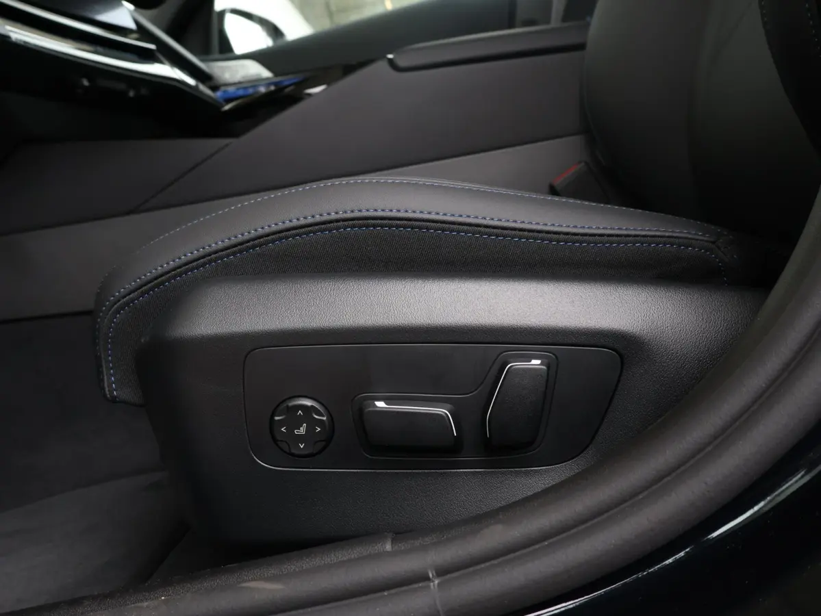 M60 xDrive M Sport Pro | Trekhaak | Bowers & Wilkins | Panoramadak | Head-up | Rondomzicht camera | Elektrische Stoelen + Memory | Adaptief onderstel Professional | Driving Assistant Profess