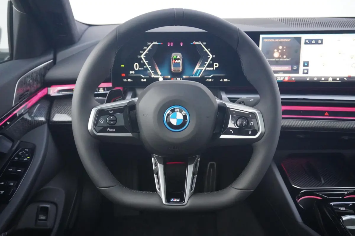 eDrive40 M Sport Pro | Trekhaak | Panoramadak | Bowers & Wilkins | Head-up | Rondomzicht camera's | Adaptief onderstel Professional | Cruise control adaptief met Stop&Go en stuurhulp | Drivi