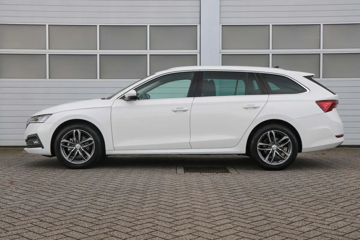 1.0 e-TSI 110pk Business Edition Plus | Cruise Control Adaptief | App Connect | Navigatie | Stoelverwarming