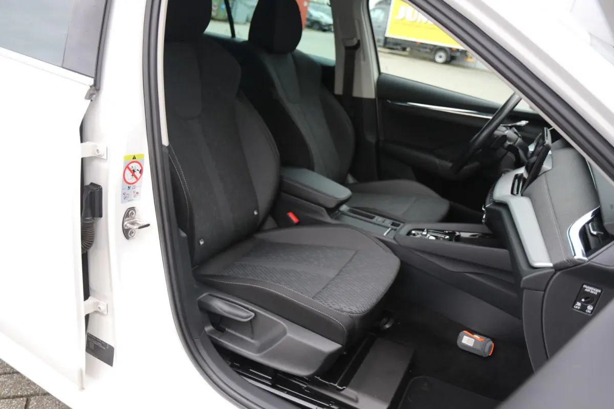 1.0 e-TSI 110pk Business Edition Plus | Cruise Control Adaptief | App Connect | Navigatie | Stoelverwarming