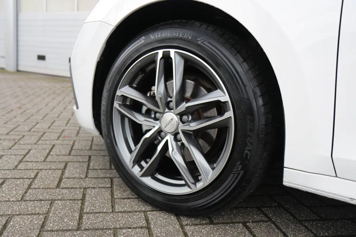 1.0 e-TSI 110pk Business Edition Plus | Cruise Control Adaptief | App Connect | Navigatie | Stoelverwarming