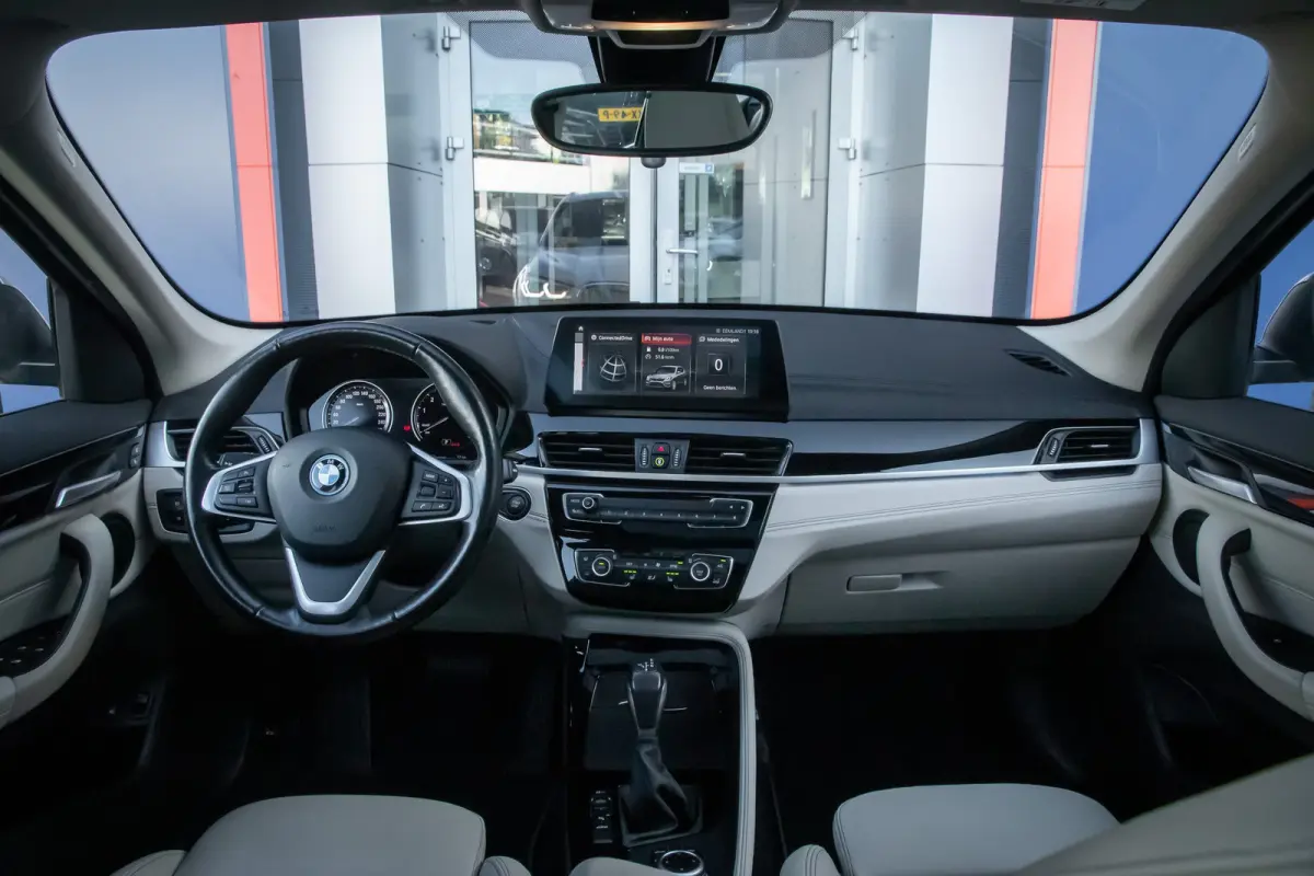 xDrive25e Business Edition Plus | Panodak | Leder | Memory | Head-up display | Elektrisch bedienbare achterklep | Navigatie | Stoelverwarming | Electrische stoelen met geheugen | Elektrisch 