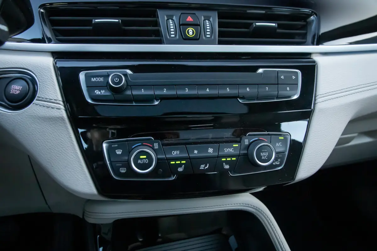 xDrive25e Business Edition Plus | Panodak | Leder | Memory | Head-up display | Elektrisch bedienbare achterklep | Navigatie | Stoelverwarming | Electrische stoelen met geheugen | Elektrisch 