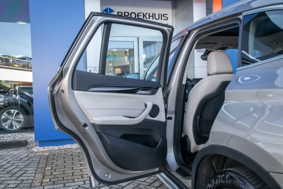xDrive25e Business Edition Plus | Panodak | Leder | Memory | Head-up display | Elektrisch bedienbare achterklep | Navigatie | Stoelverwarming | Electrische stoelen met geheugen | Elektrisch 