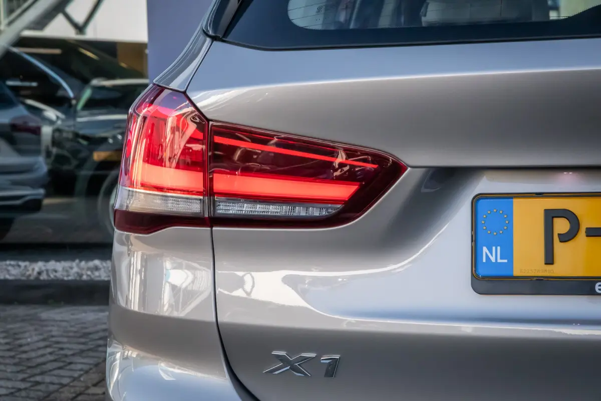 xDrive25e Business Edition Plus | Panodak | Leder | Memory | Head-up display | Elektrisch bedienbare achterklep | Navigatie | Stoelverwarming | Electrische stoelen met geheugen | Elektrisch 