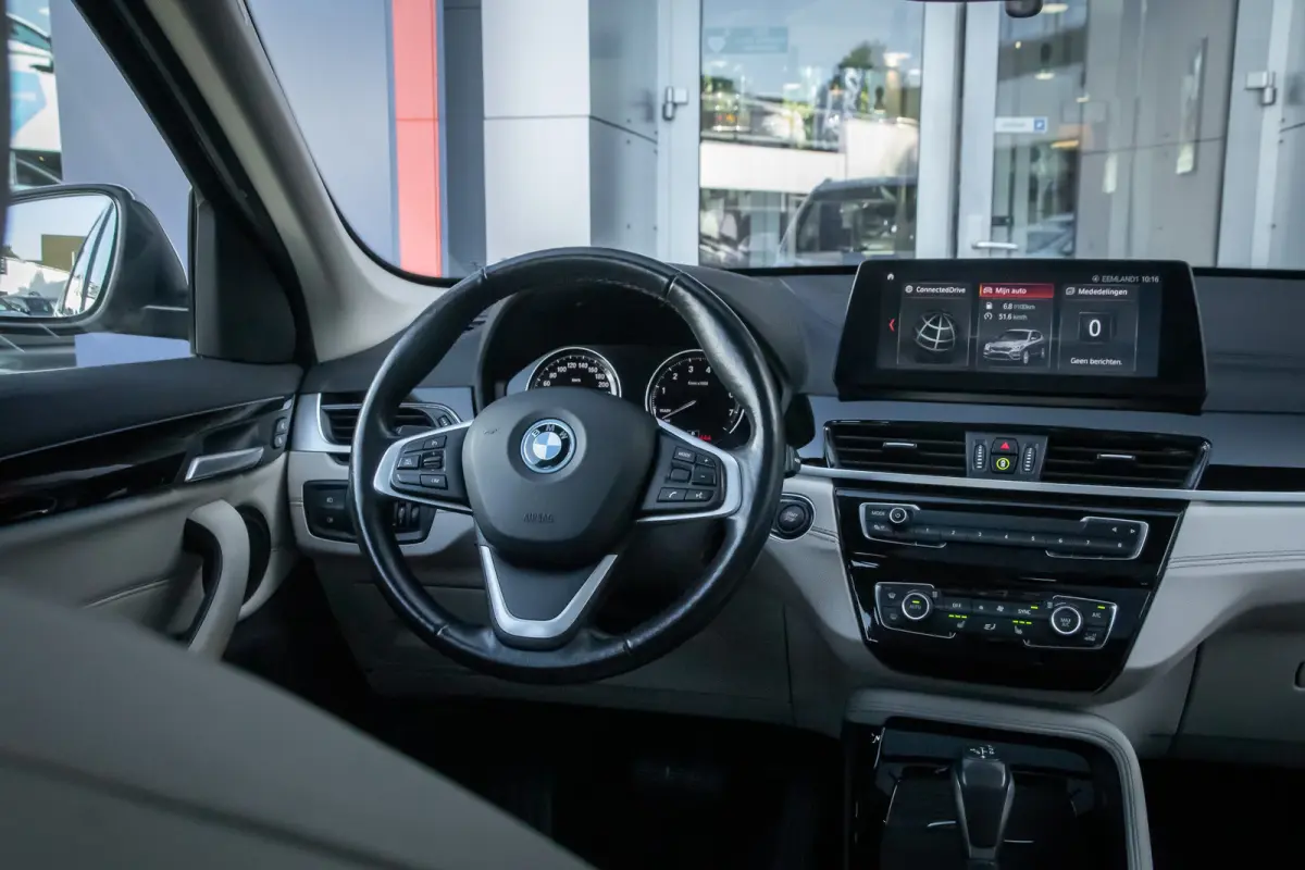 xDrive25e Business Edition Plus | Panodak | Leder | Memory | Head-up display | Elektrisch bedienbare achterklep | Navigatie | Stoelverwarming | Electrische stoelen met geheugen | Elektrisch 