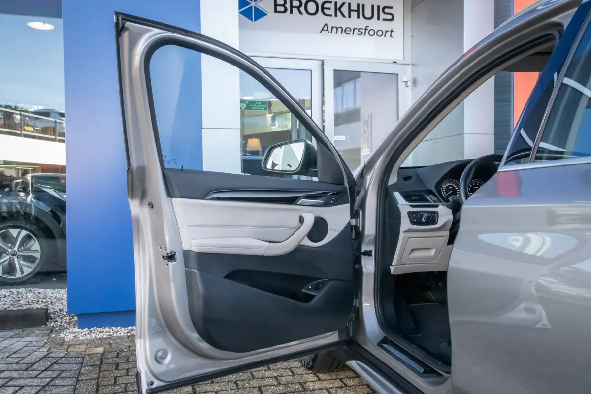 xDrive25e Business Edition Plus | Panodak | Leder | Memory | Head-up display | Elektrisch bedienbare achterklep | Navigatie | Stoelverwarming | Electrische stoelen met geheugen | Elektrisch 
