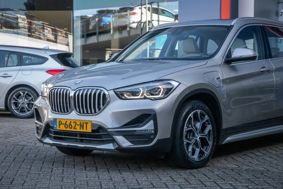 xDrive25e Business Edition Plus | Panodak | Leder | Memory | Head-up display | Elektrisch bedienbare achterklep | Navigatie | Stoelverwarming | Electrische stoelen met geheugen | Elektrisch 