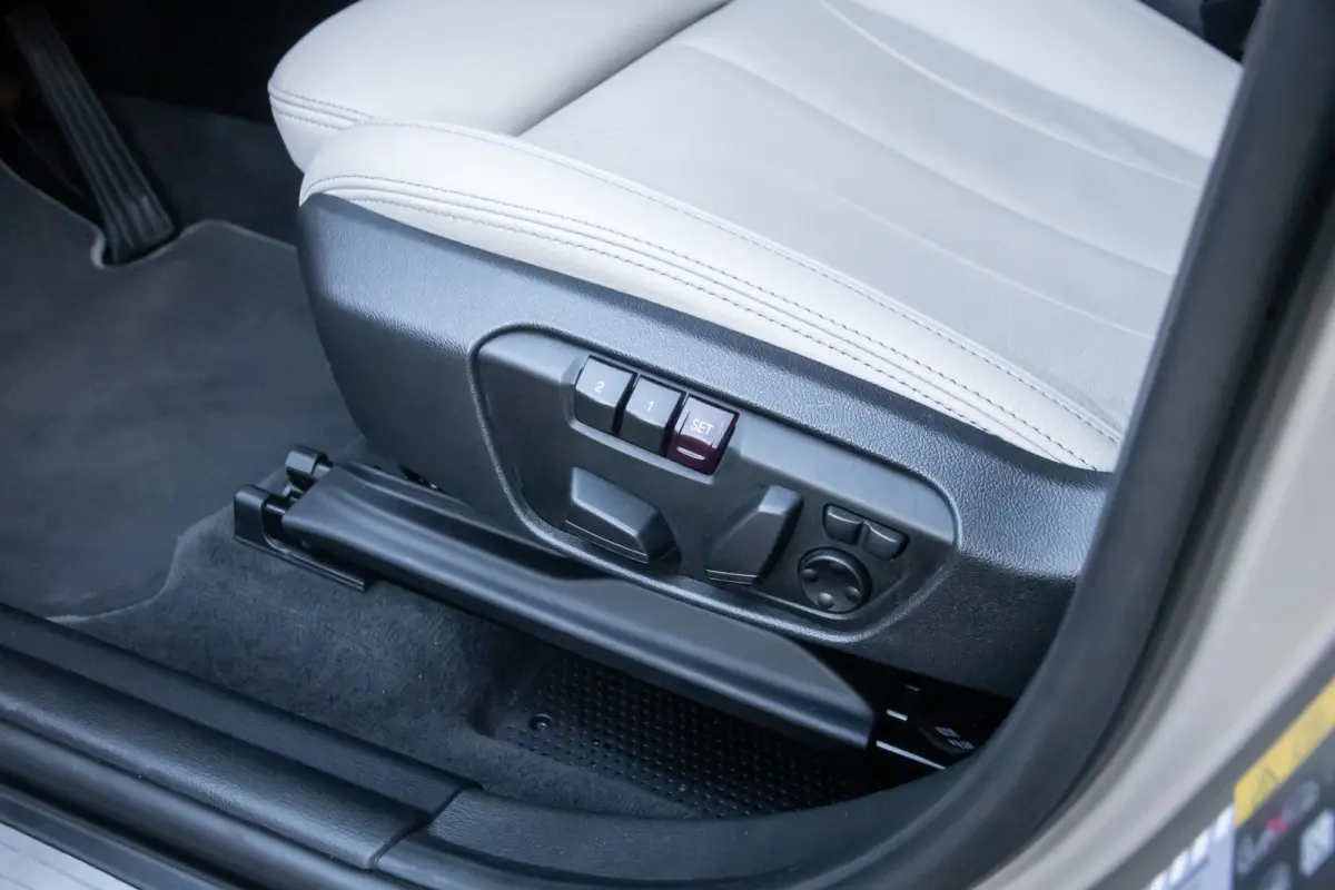 xDrive25e Business Edition Plus | Panodak | Leder | Memory | Head-up display | Elektrisch bedienbare achterklep | Navigatie | Stoelverwarming | Electrische stoelen met geheugen | Elektrisch 