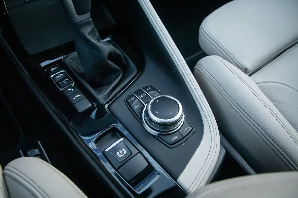 xDrive25e Business Edition Plus | Panodak | Leder | Memory | Head-up display | Elektrisch bedienbare achterklep | Navigatie | Stoelverwarming | Electrische stoelen met geheugen | Elektrisch 