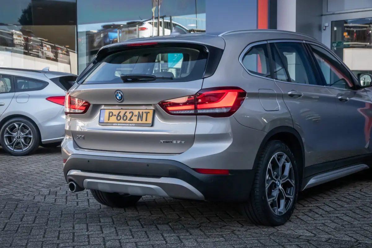xDrive25e Business Edition Plus | Panodak | Leder | Memory | Head-up display | Elektrisch bedienbare achterklep | Navigatie | Stoelverwarming | Electrische stoelen met geheugen | Elektrisch 