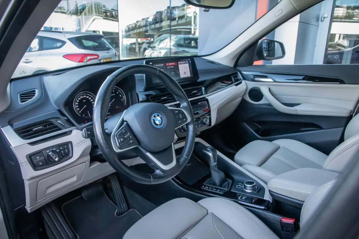 xDrive25e Business Edition Plus | Panodak | Leder | Memory | Head-up display | Elektrisch bedienbare achterklep | Navigatie | Stoelverwarming | Electrische stoelen met geheugen | Elektrisch 