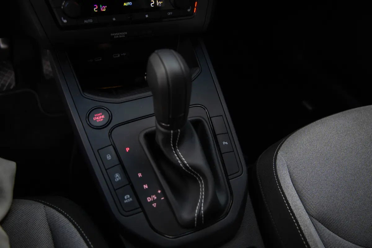1.0 EcoTSI FR Business Connect , Adap. cruise, Achteruitrijcamera, Stoelverwarming,
