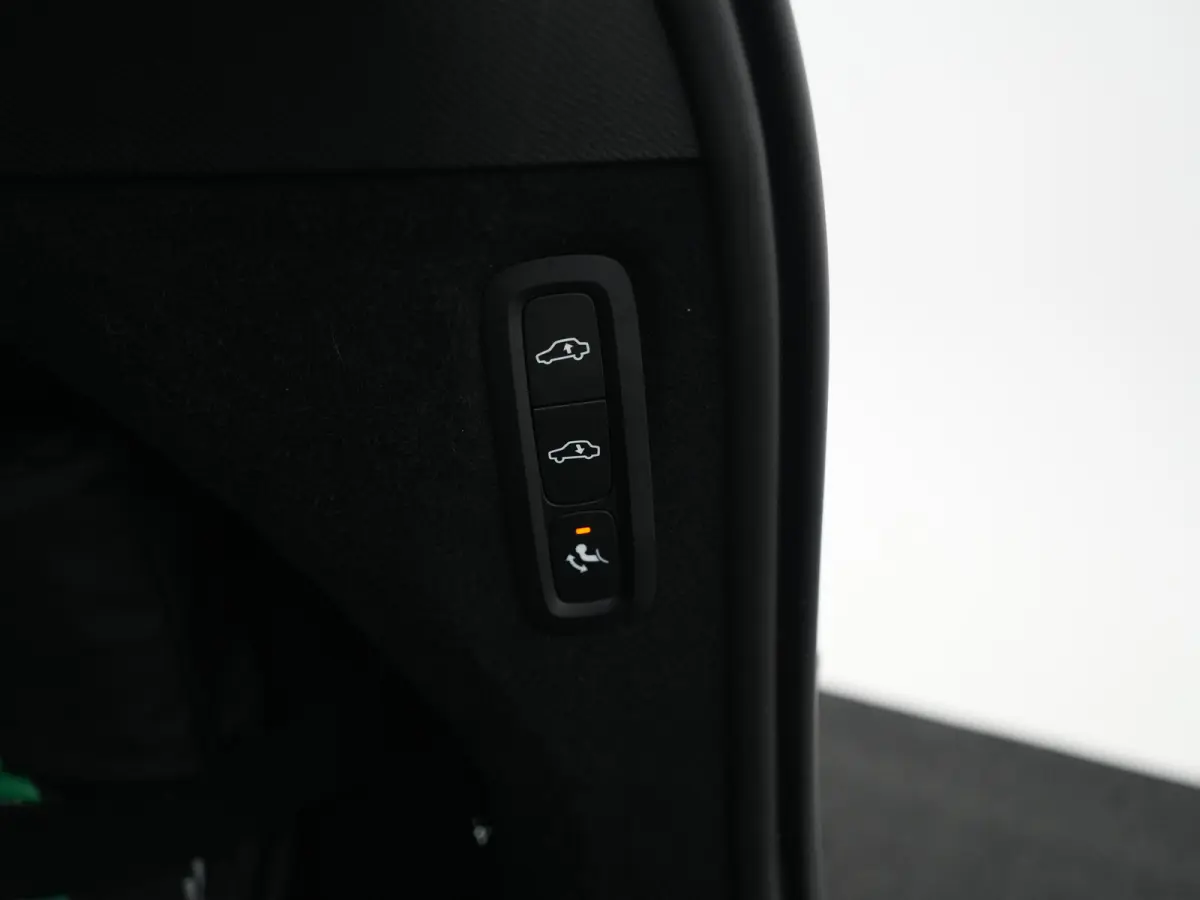 T8 Recharge Ultra Dark | Luchtvering | Bowers & Wilkins | Stoelventilatie & Massage | Head-Up | Trekhaak | 360° Camera | Panoramadak
