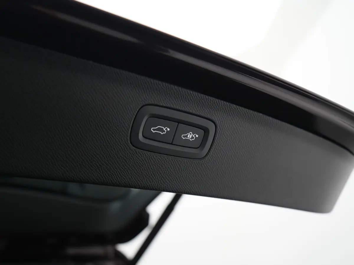 T8 Recharge Ultra Dark | Luchtvering | Bowers & Wilkins | Stoelventilatie & Massage | Head-Up | Trekhaak | 360° Camera | Panoramadak